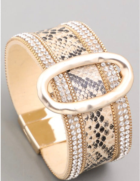 Bracelet leather cuff with ring magnetic closure