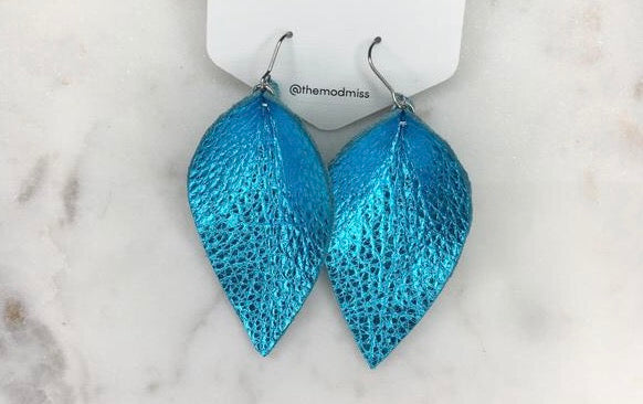 Petal leather earrings
