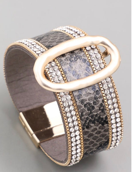 Bracelet leather cuff with ring magnetic closure